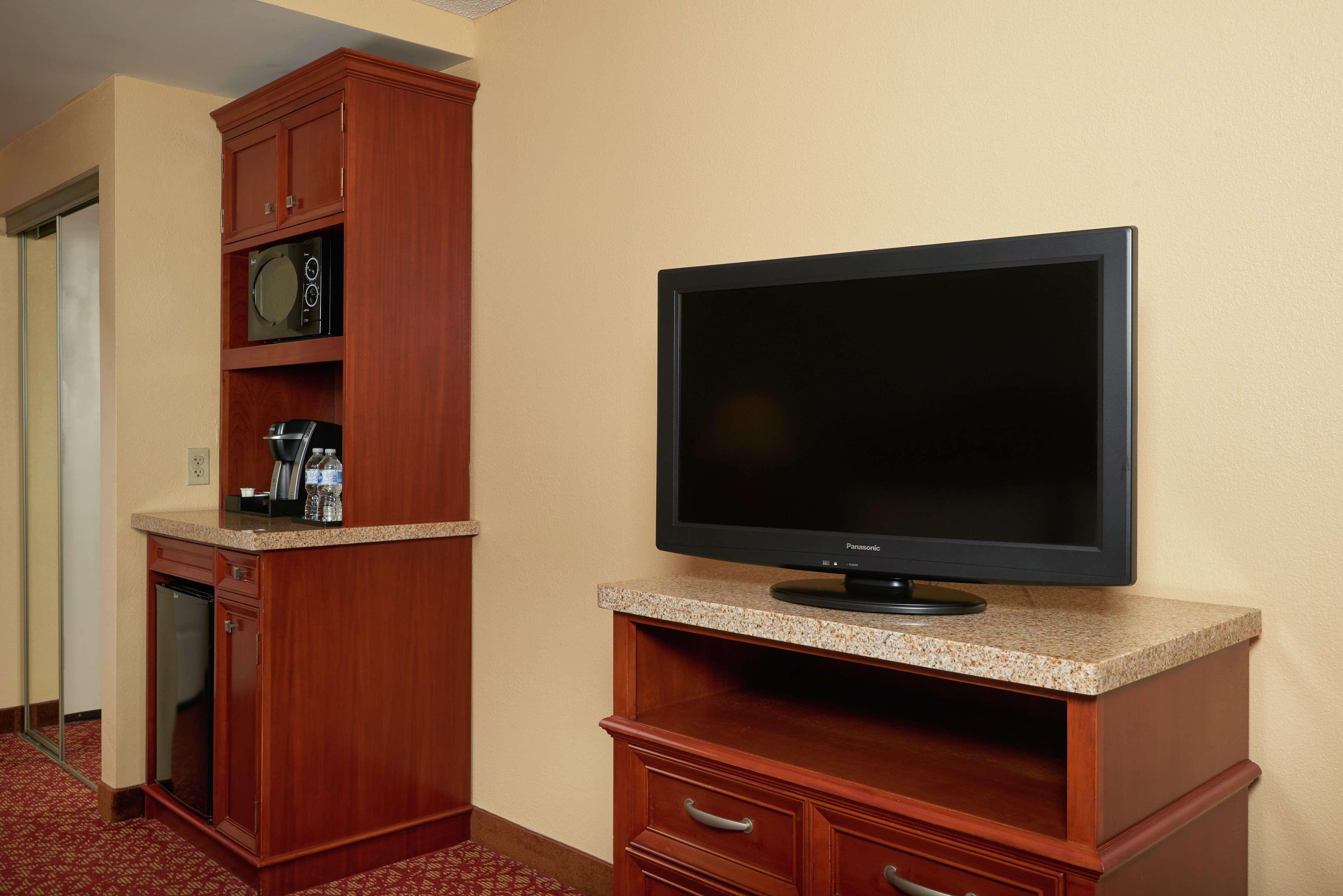Hilton Garden Inn Newport News Exteriör bild