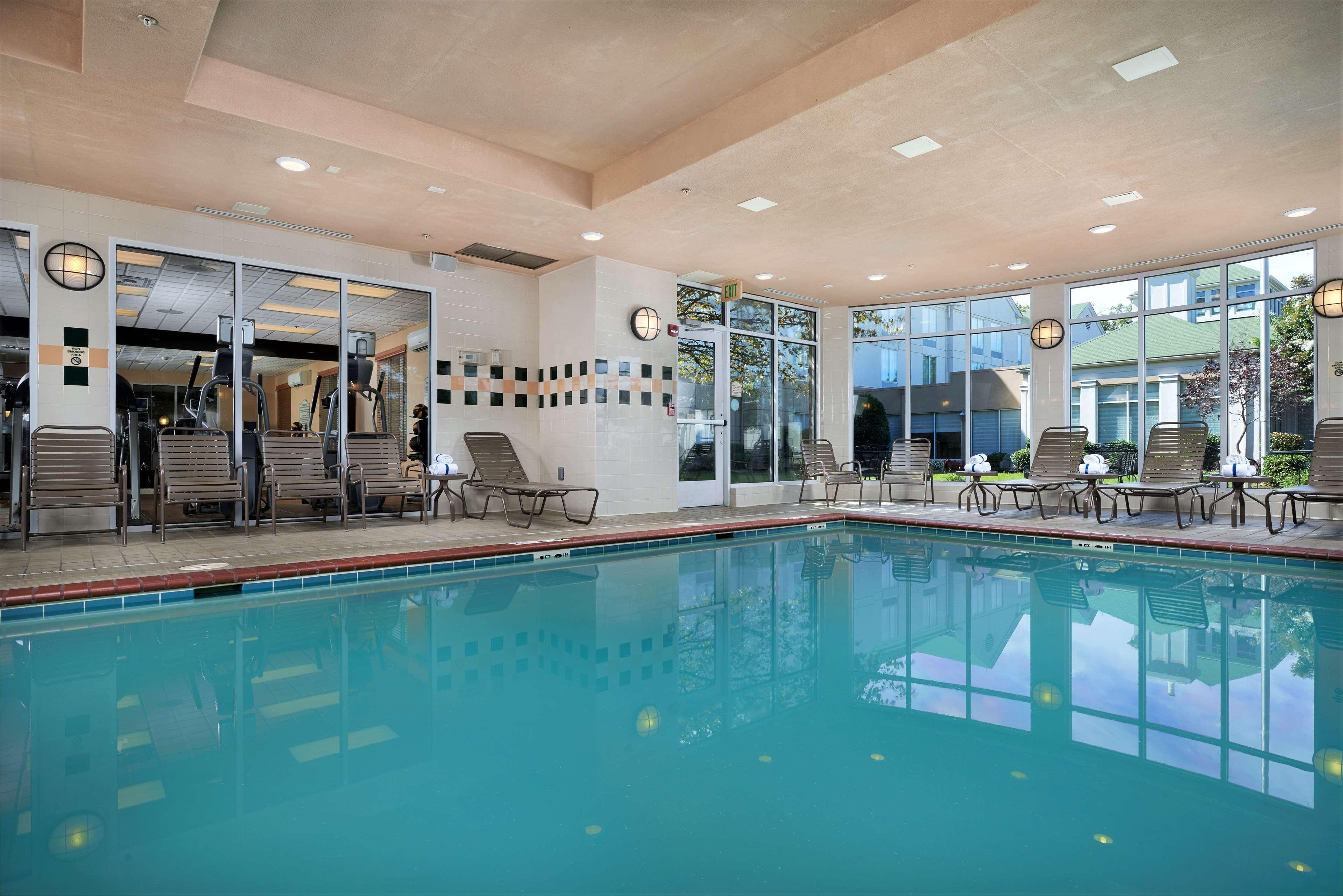 Hilton Garden Inn Newport News Exteriör bild