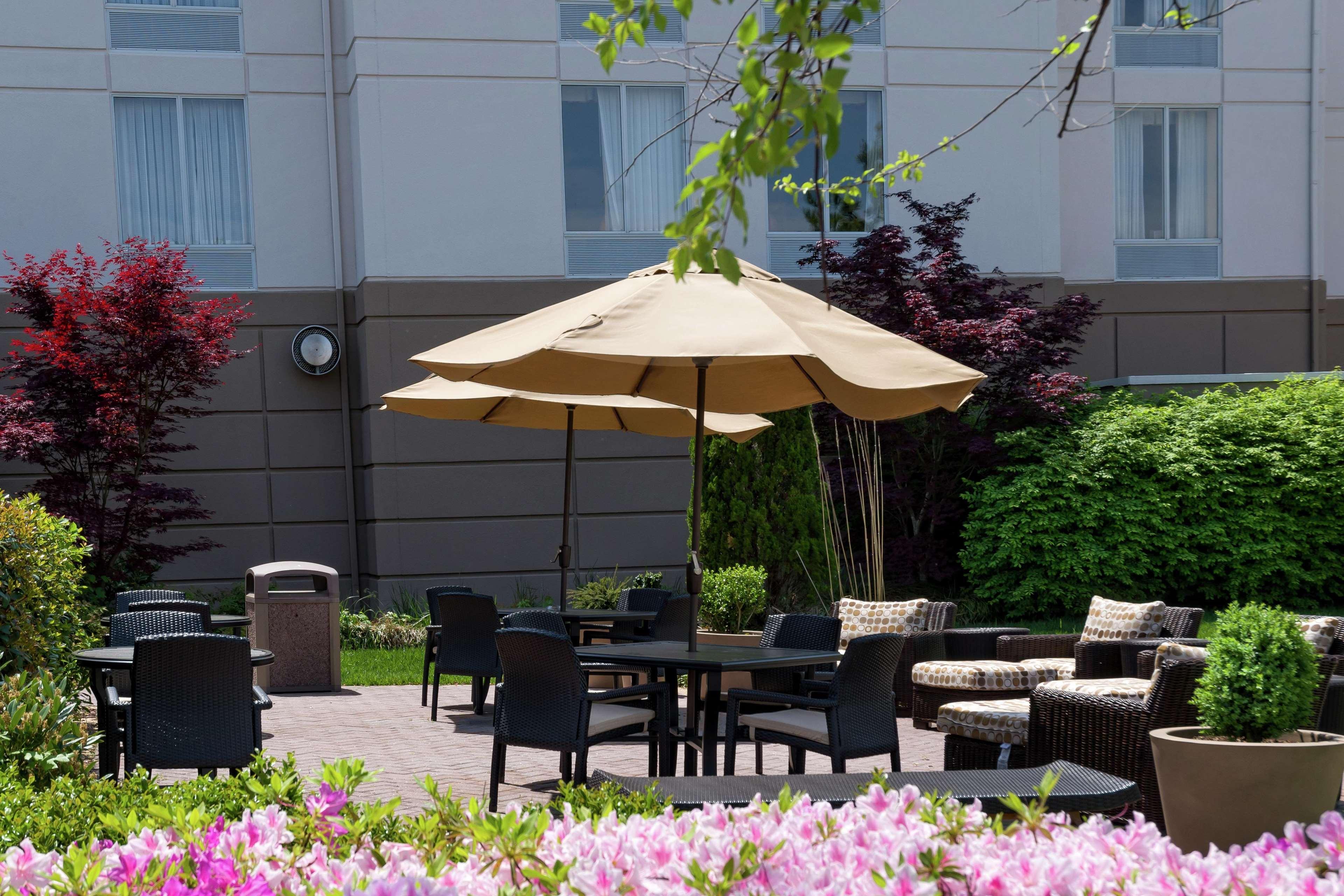 Hilton Garden Inn Newport News Exteriör bild