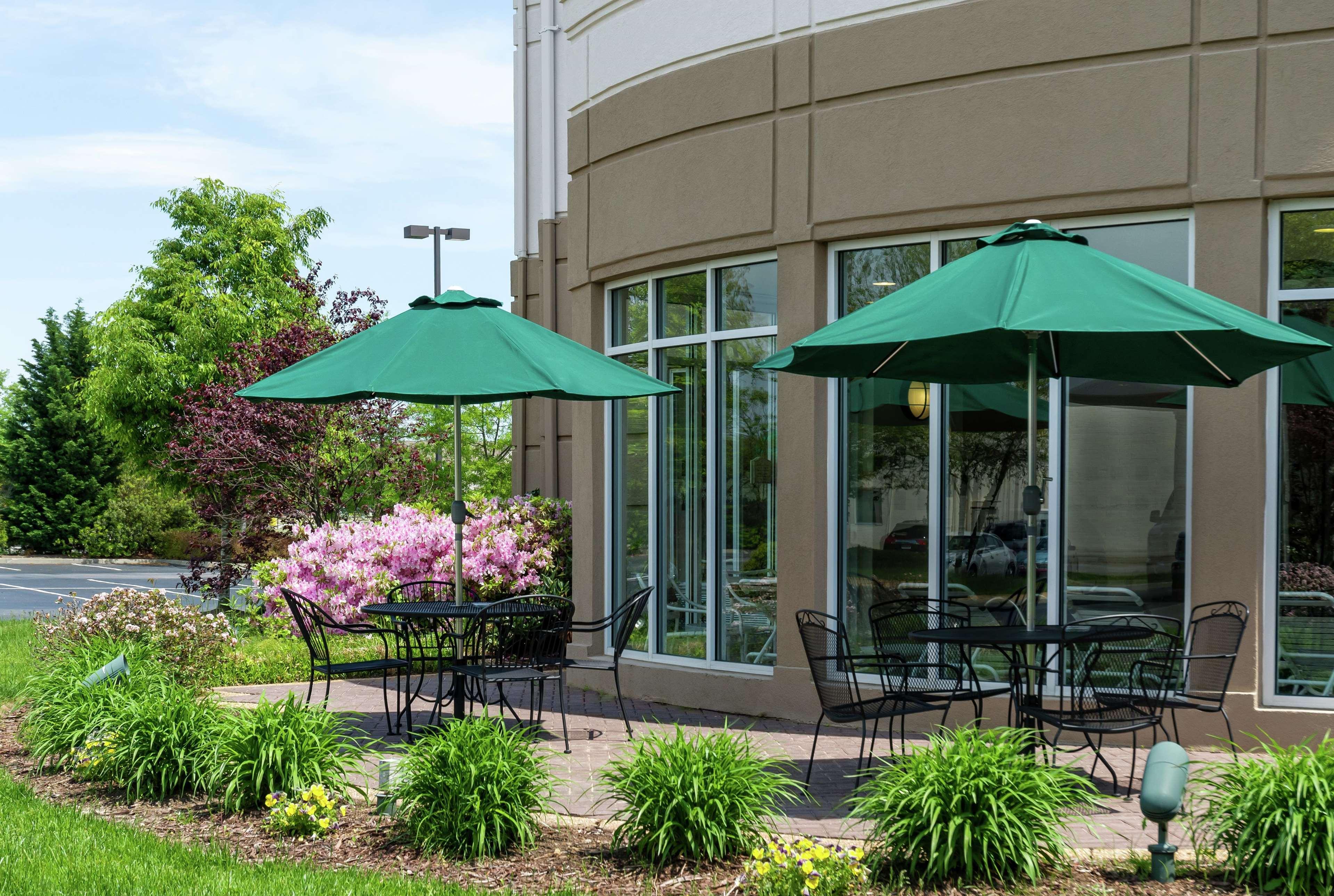 Hilton Garden Inn Newport News Exteriör bild