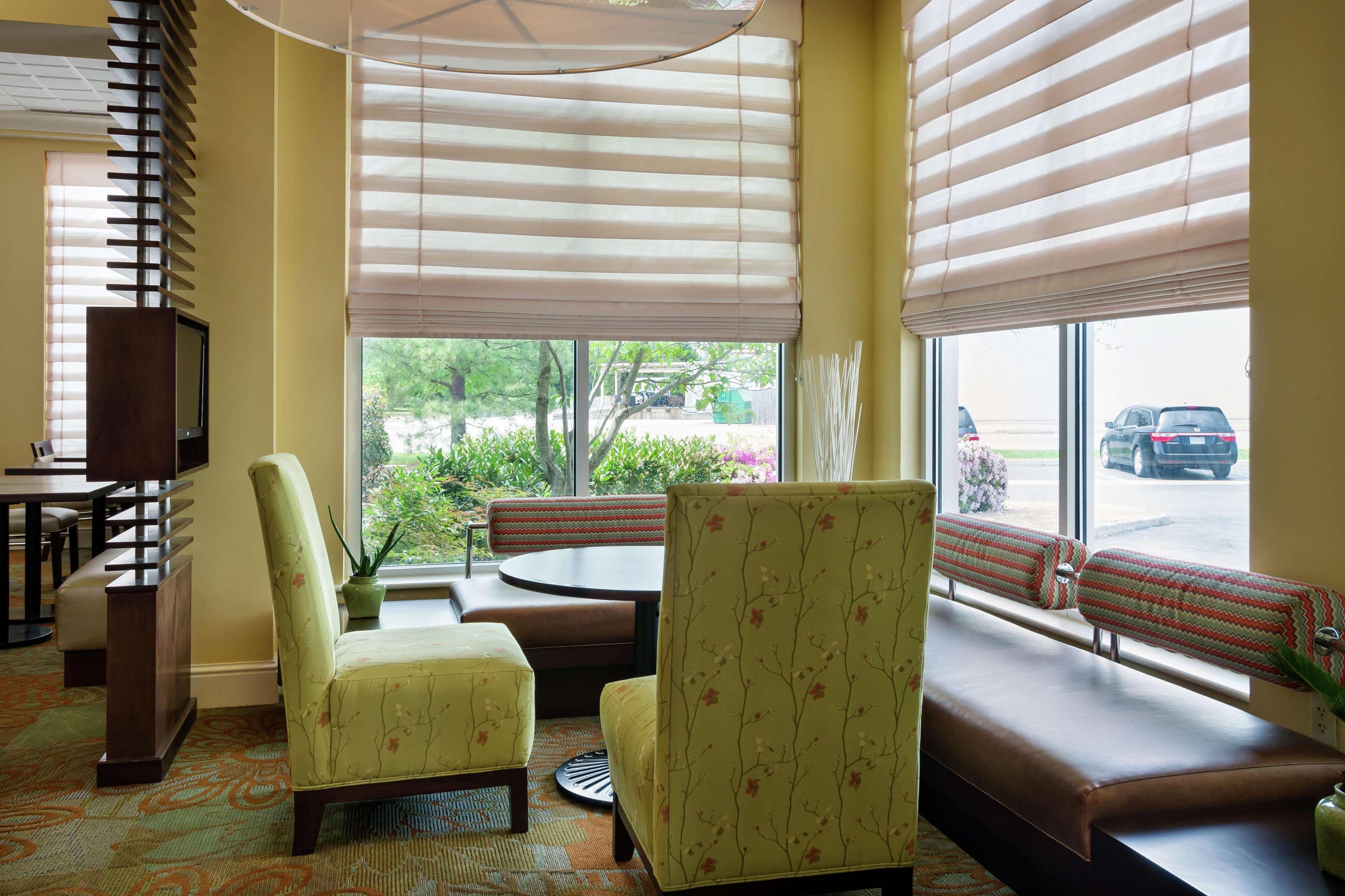 Hilton Garden Inn Newport News Exteriör bild
