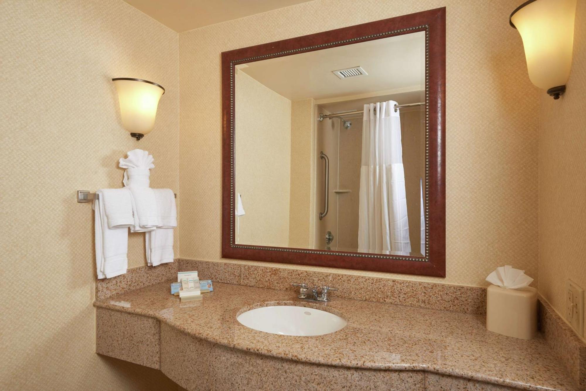 Hilton Garden Inn Newport News Exteriör bild