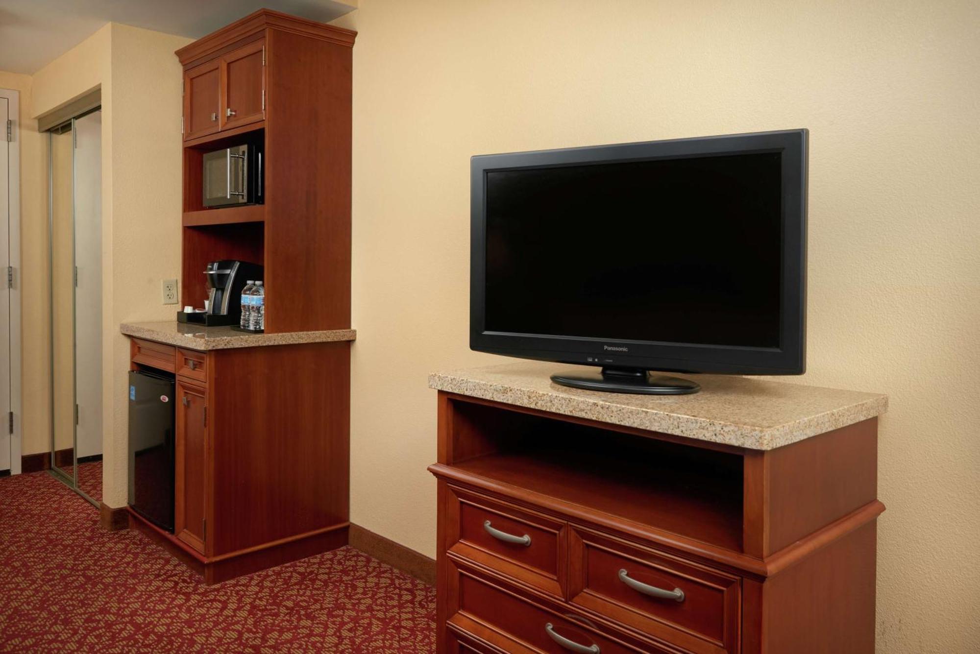 Hilton Garden Inn Newport News Exteriör bild