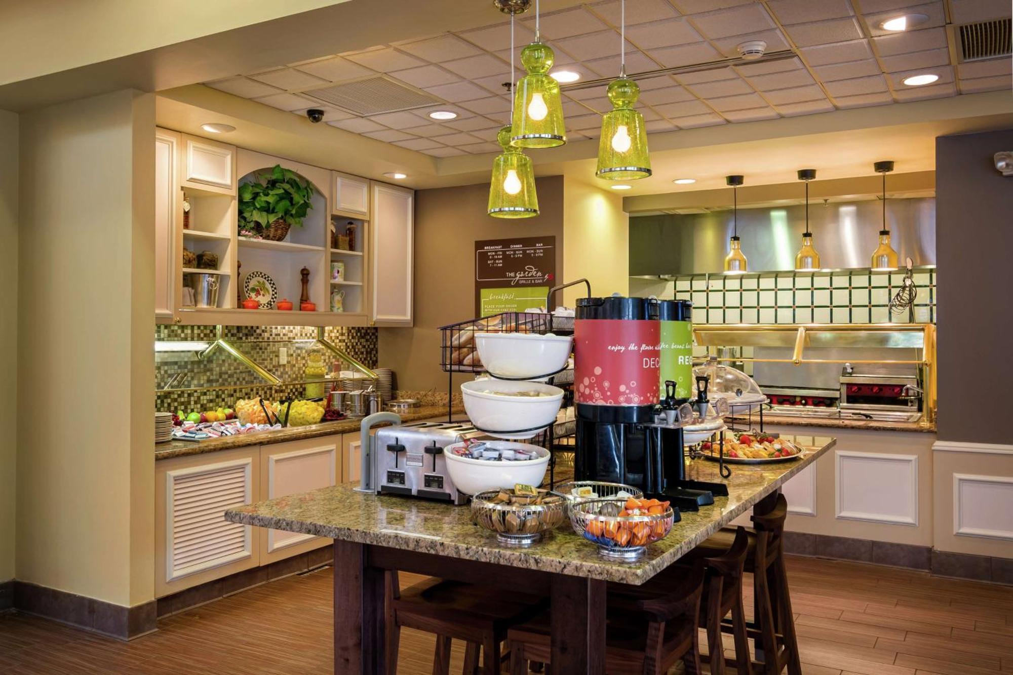 Hilton Garden Inn Newport News Exteriör bild