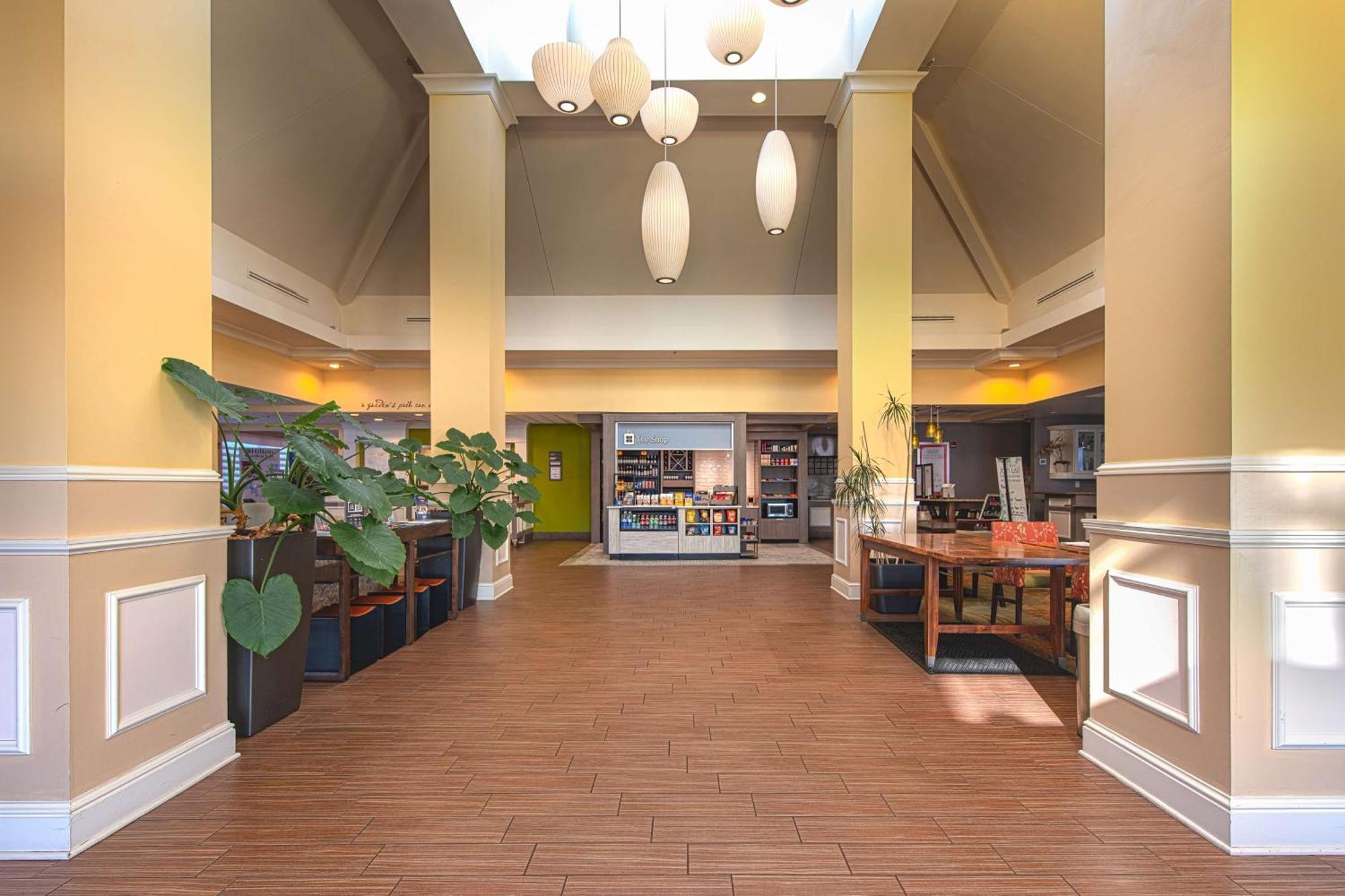 Hilton Garden Inn Newport News Exteriör bild